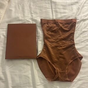 SKIMS bronze shine shapewear brief xxs NEW